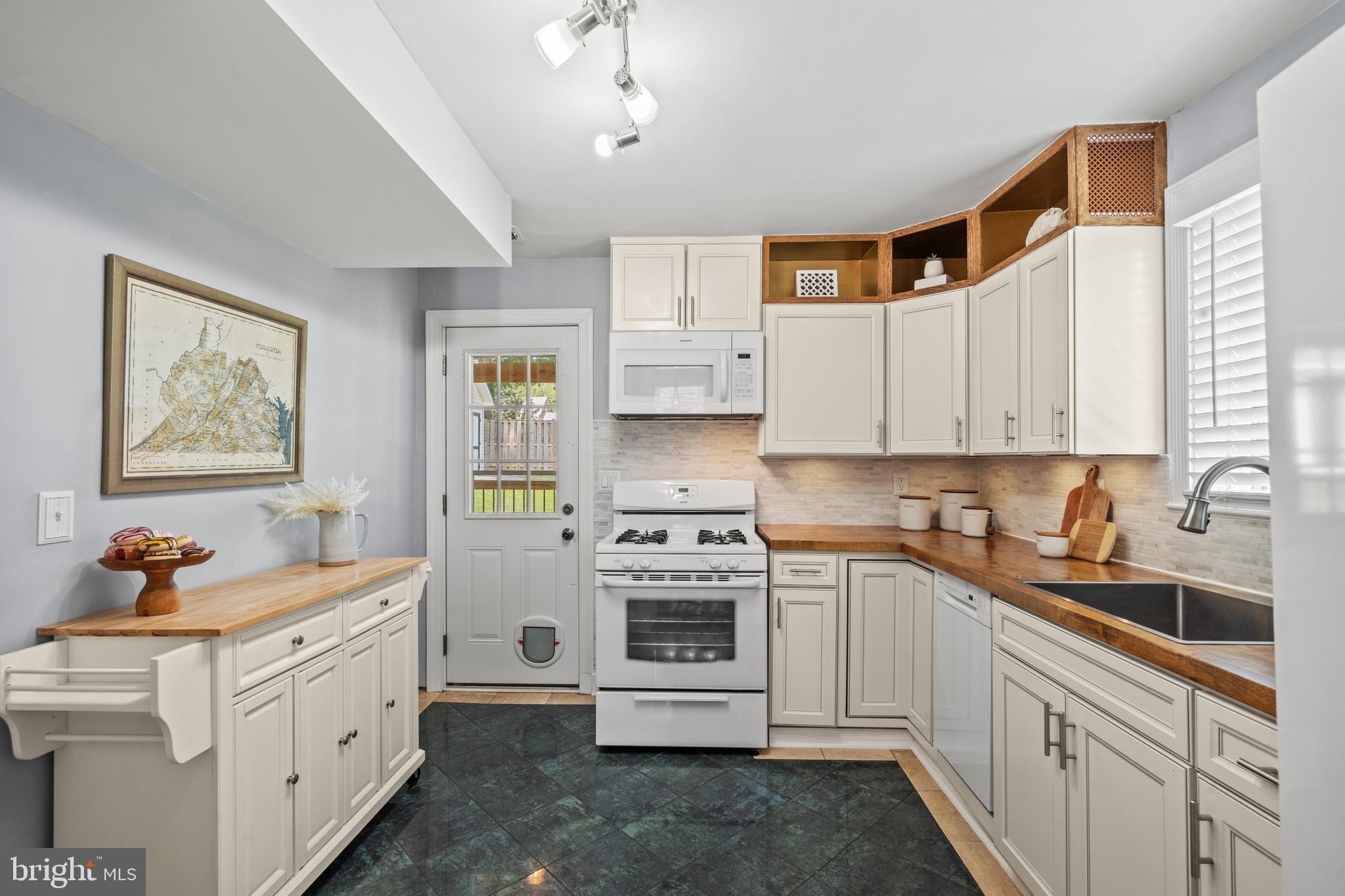 2710 MEMORIAL STREET