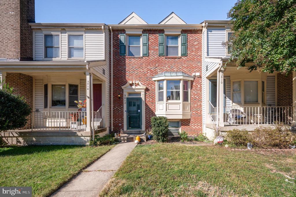 3812 ROXBURY COURT