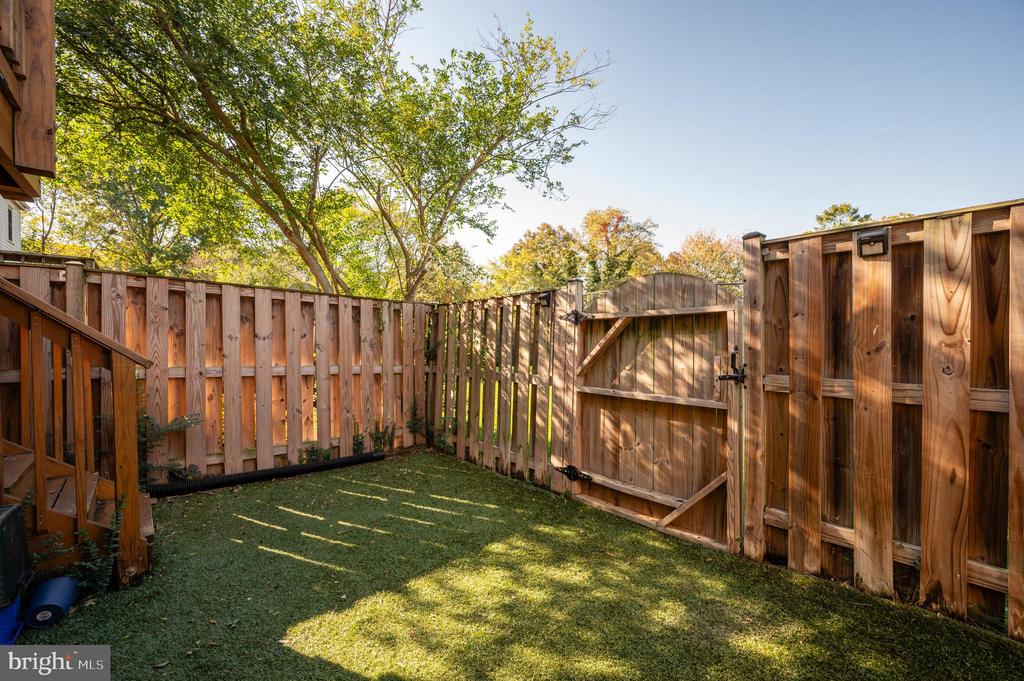 3812 ROXBURY COURT
