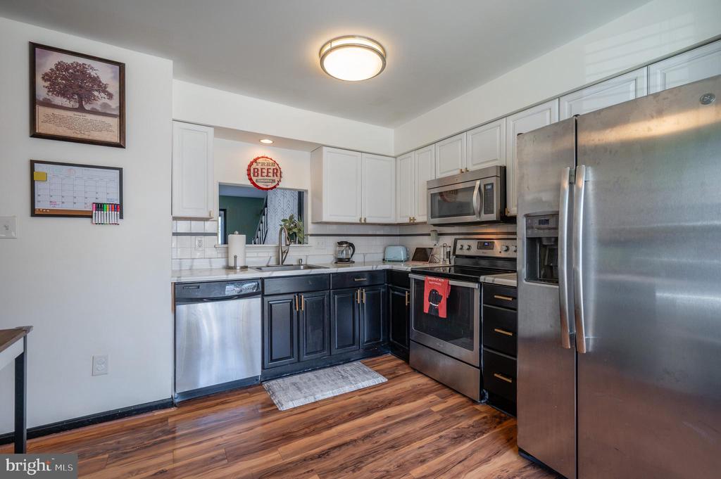 3812 ROXBURY COURT