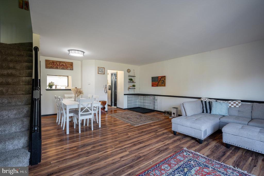 3812 ROXBURY COURT