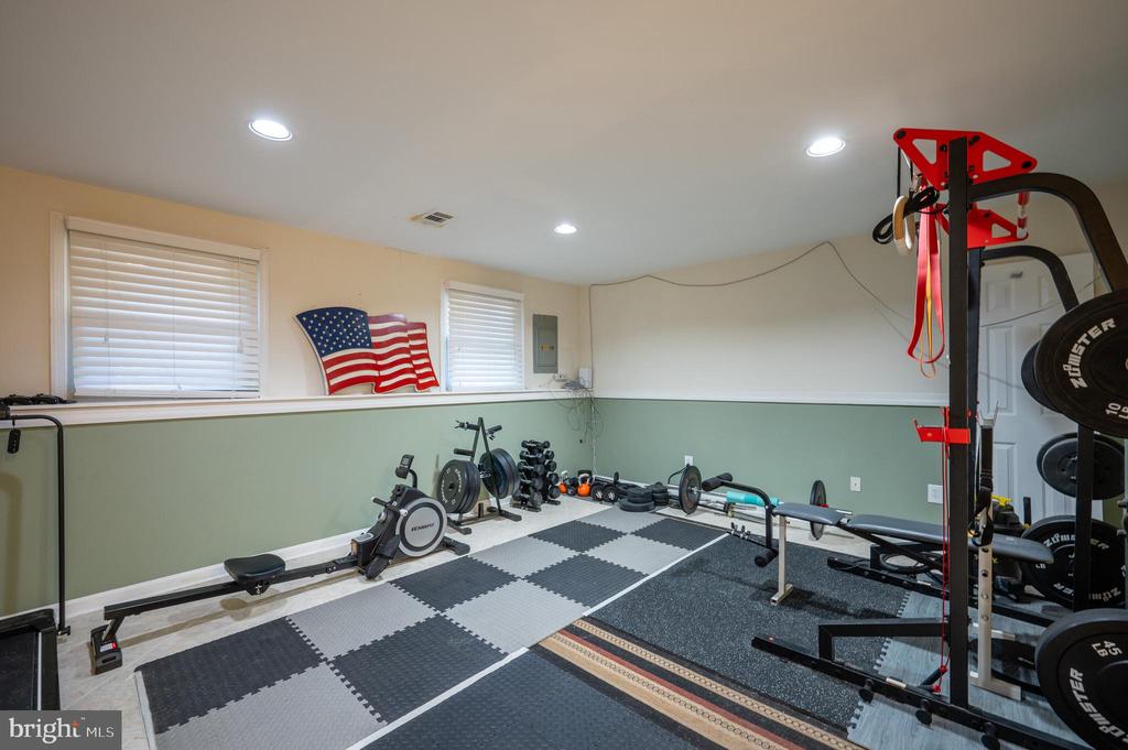 3812 ROXBURY COURT