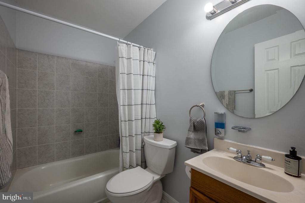 3812 ROXBURY COURT