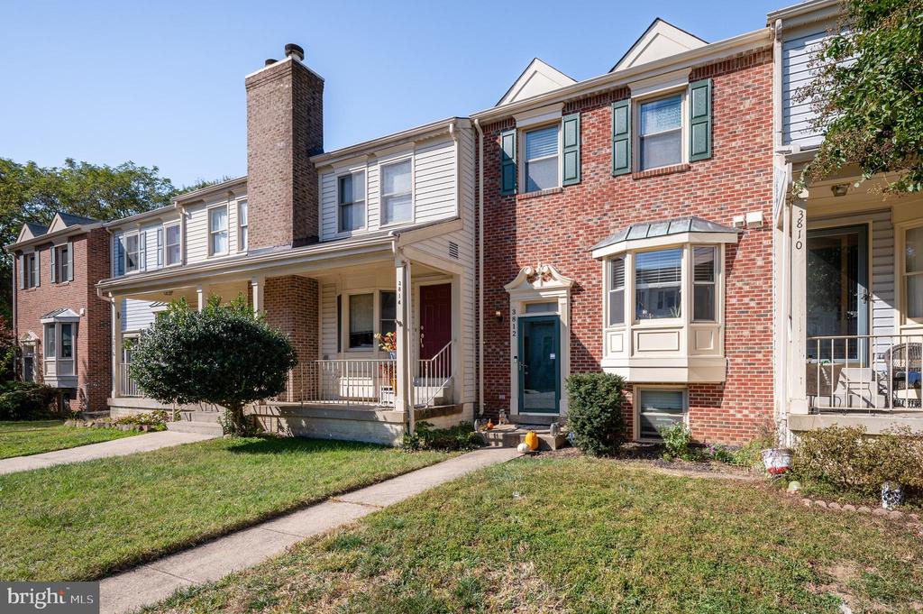 3812 ROXBURY COURT