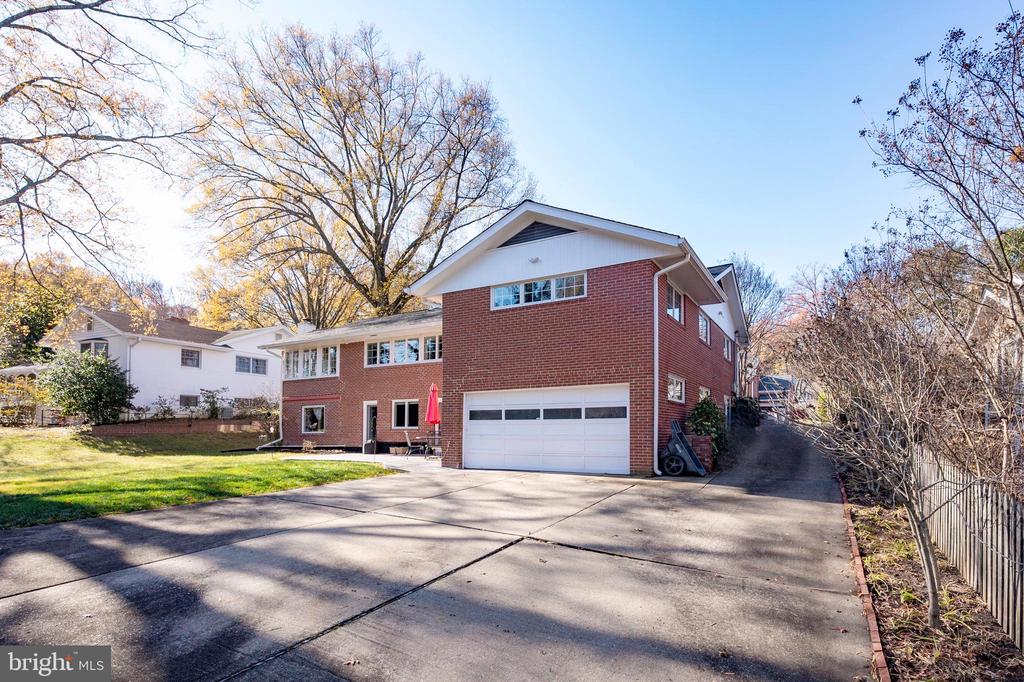 6911 CLEMSON DRIVE