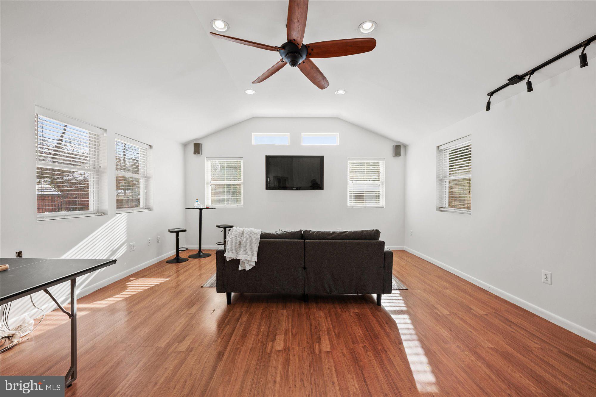 5617 BELLINGTON AVENUE