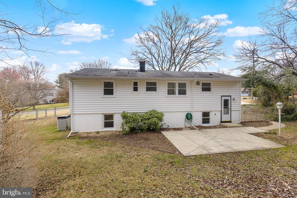 5814 LA VISTA DRIVE