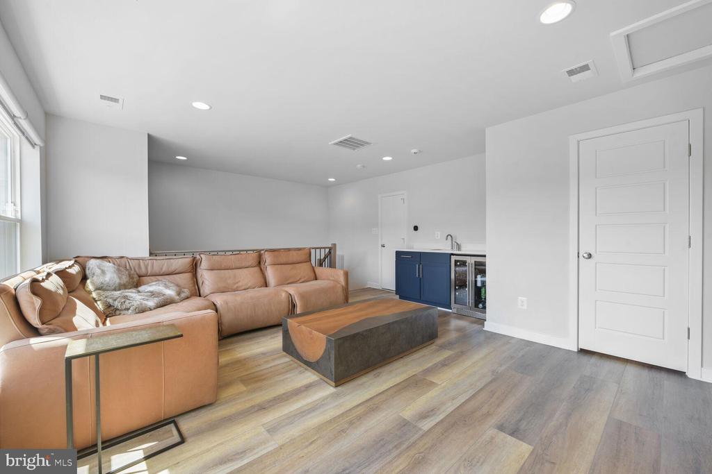 6233 ALMERICO PLACE