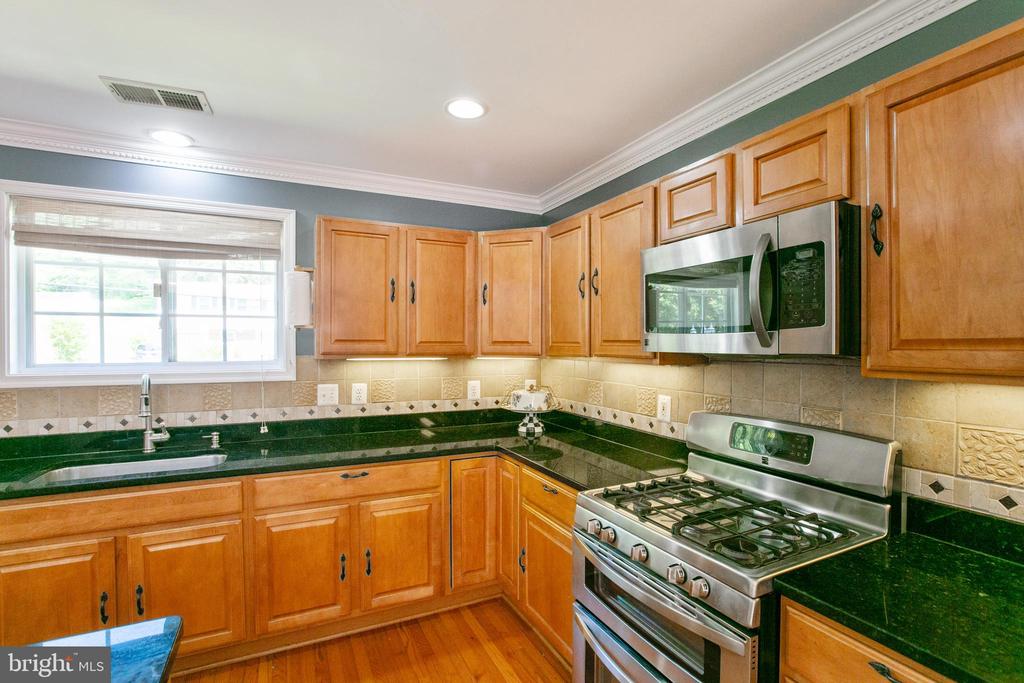 5722 LARPIN LANE