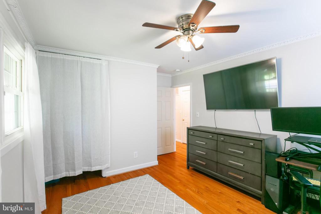 5722 LARPIN LANE