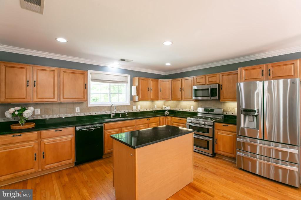5722 LARPIN LANE