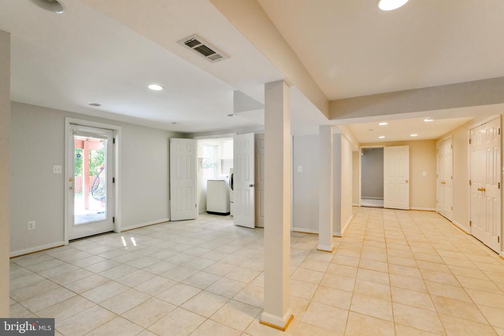 5722 LARPIN LANE