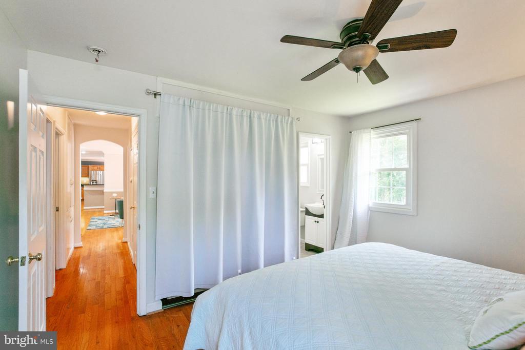 5722 LARPIN LANE