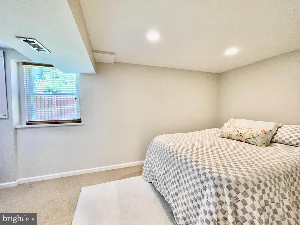5722 LARPIN LANE