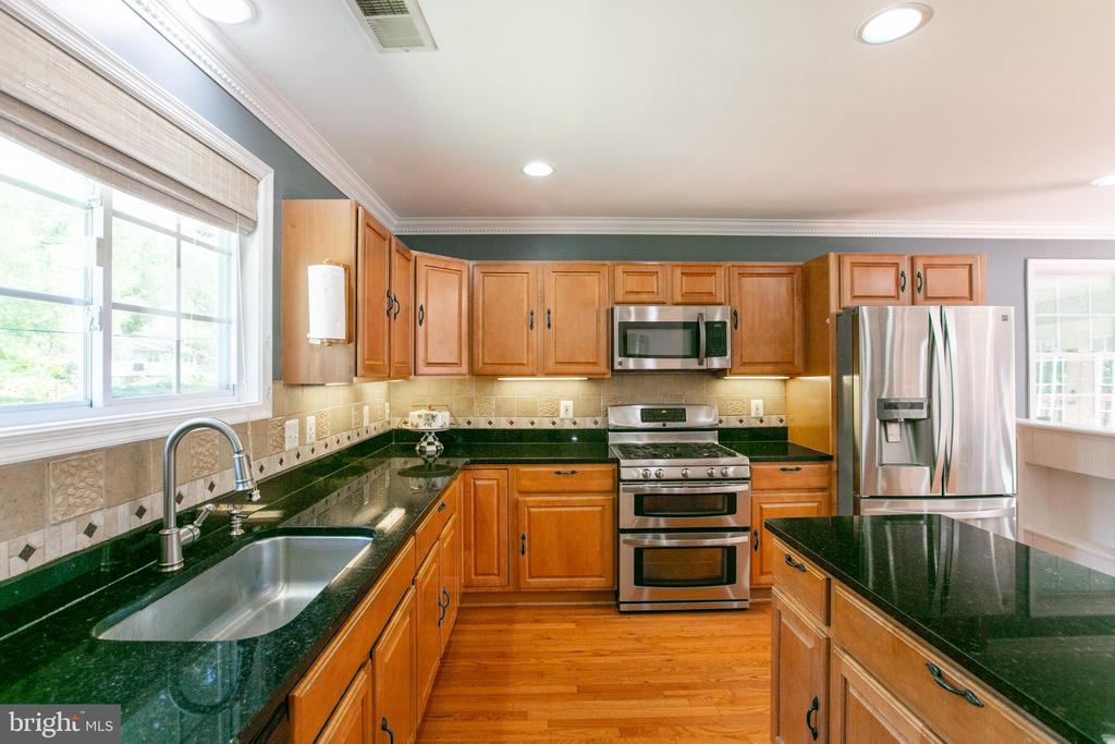 5722 LARPIN LANE
