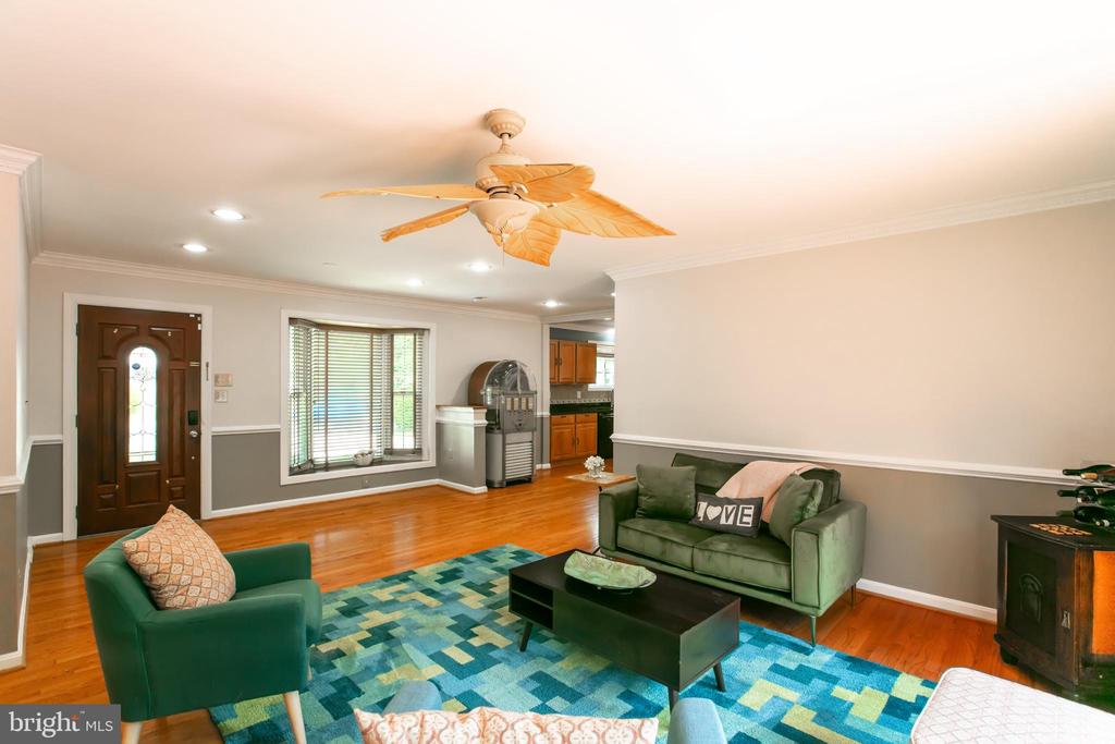 5722 LARPIN LANE