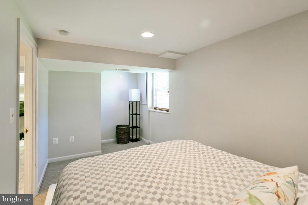 5722 LARPIN LANE
