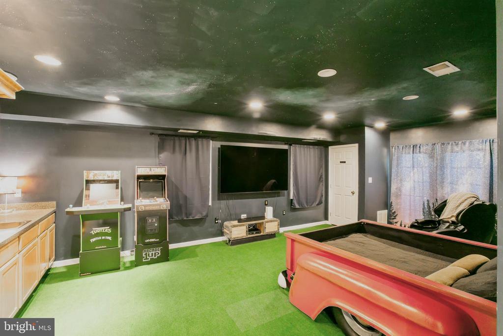 5722 LARPIN LANE