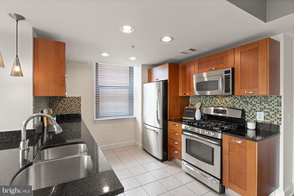 2451 MIDTOWN AVENUE 718