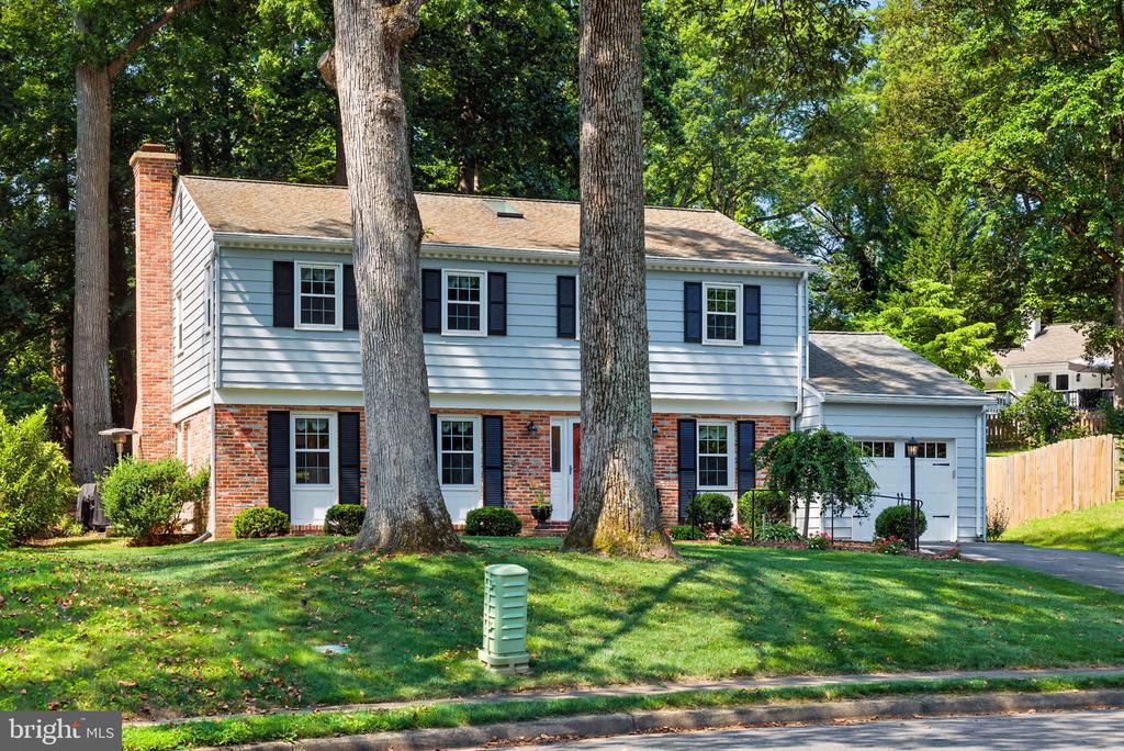8323 EPINARD COURT