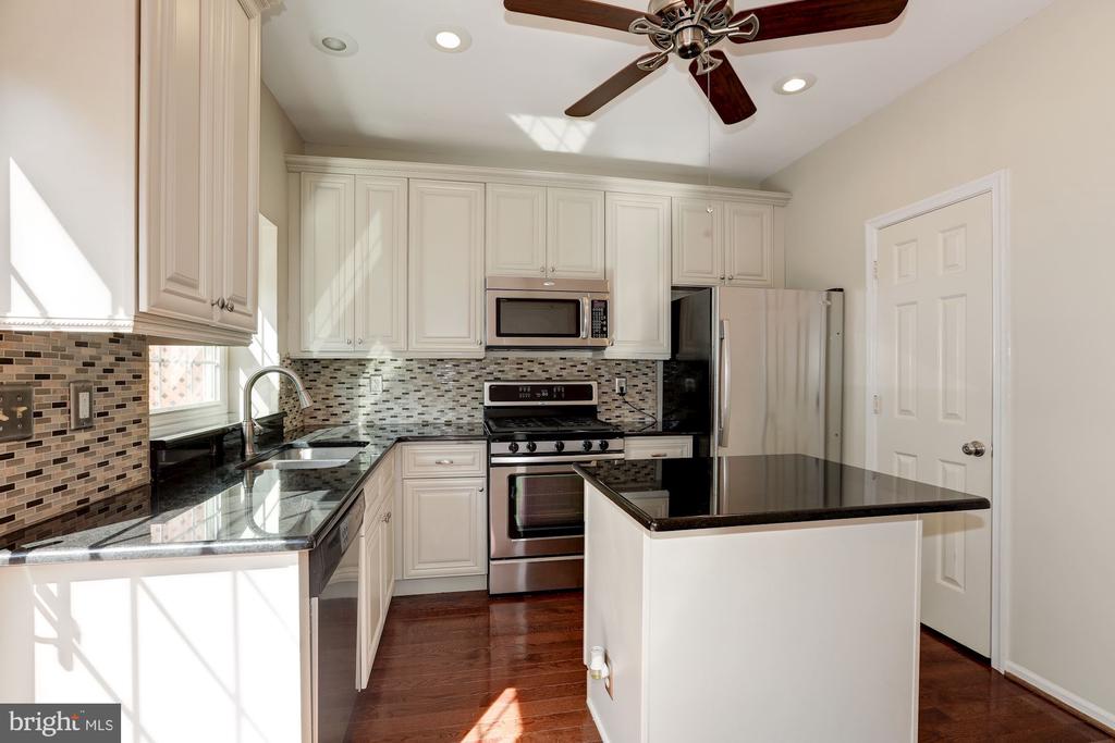 7238 STOVER COURT