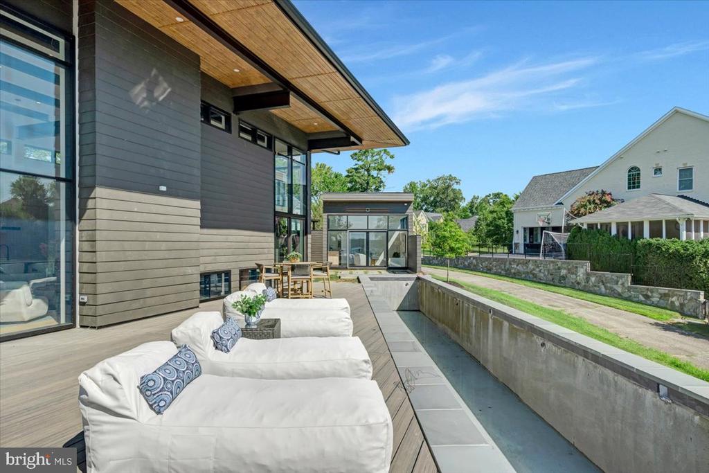 9433 FERRY LANDING COURT
