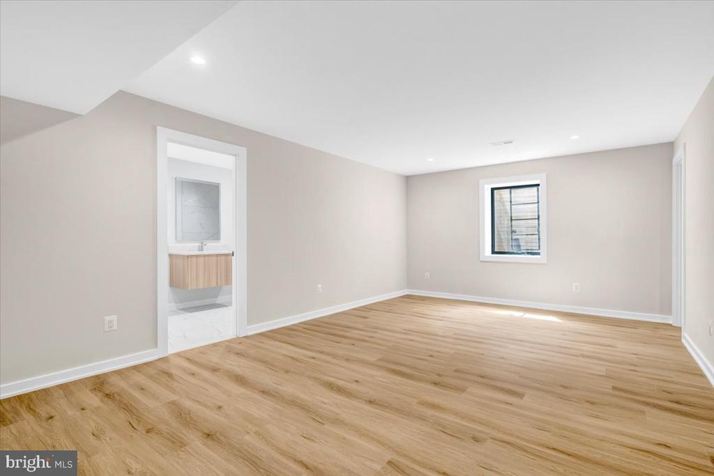 9433 FERRY LANDING COURT