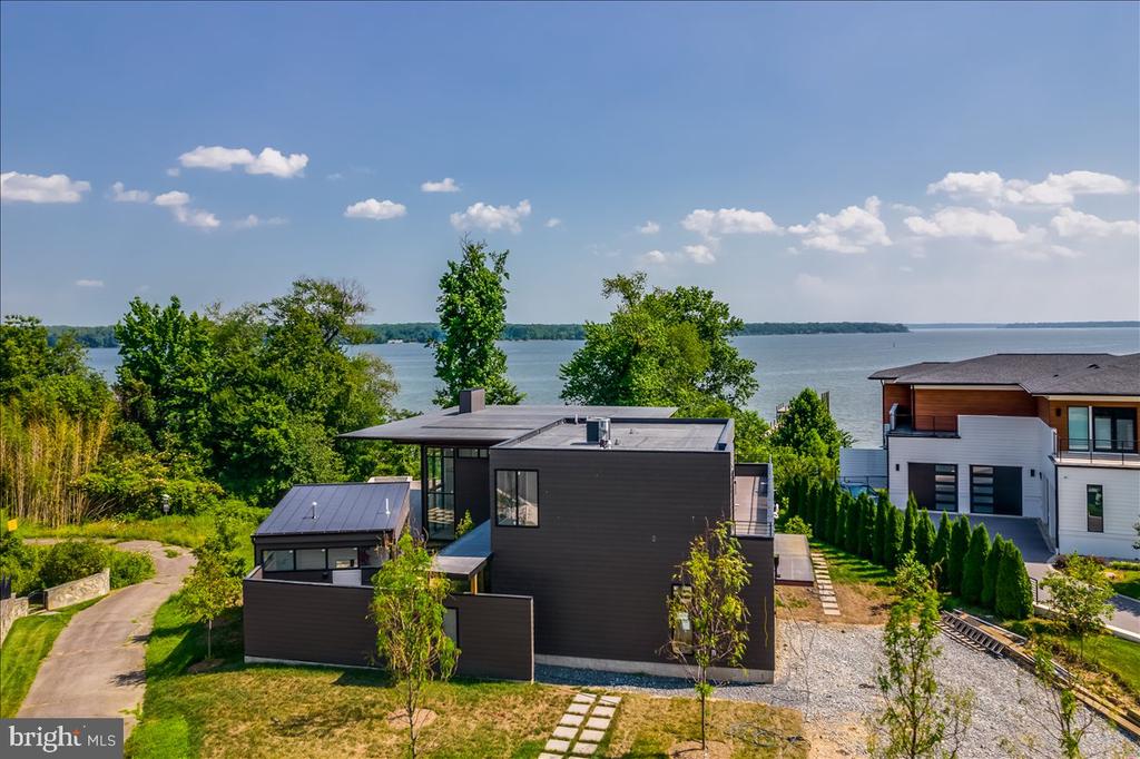 9433 FERRY LANDING COURT