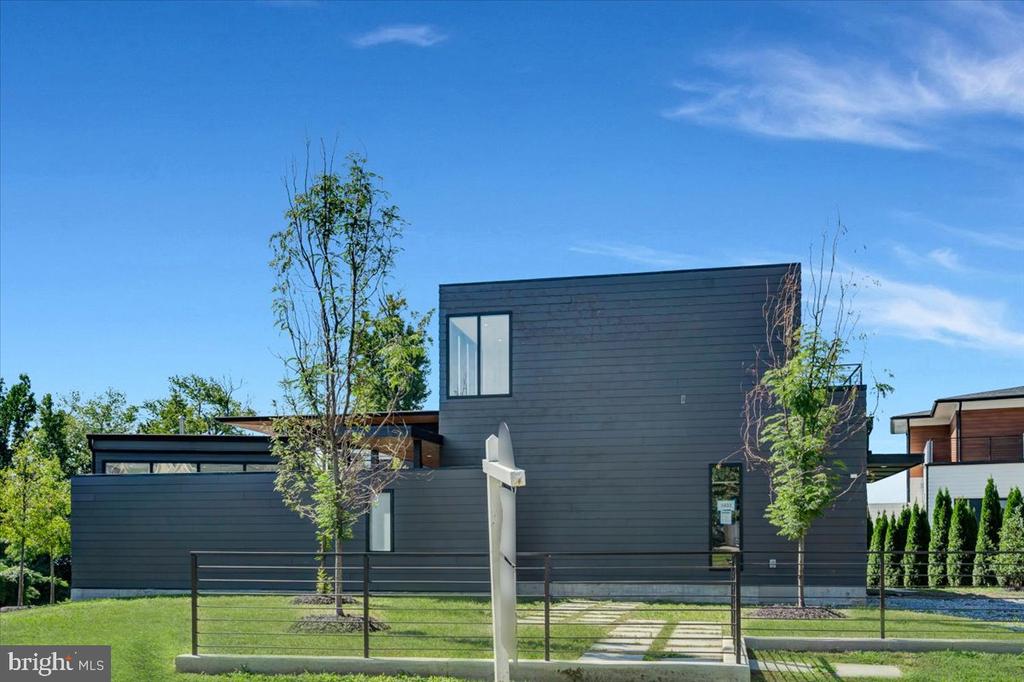 9433 FERRY LANDING COURT