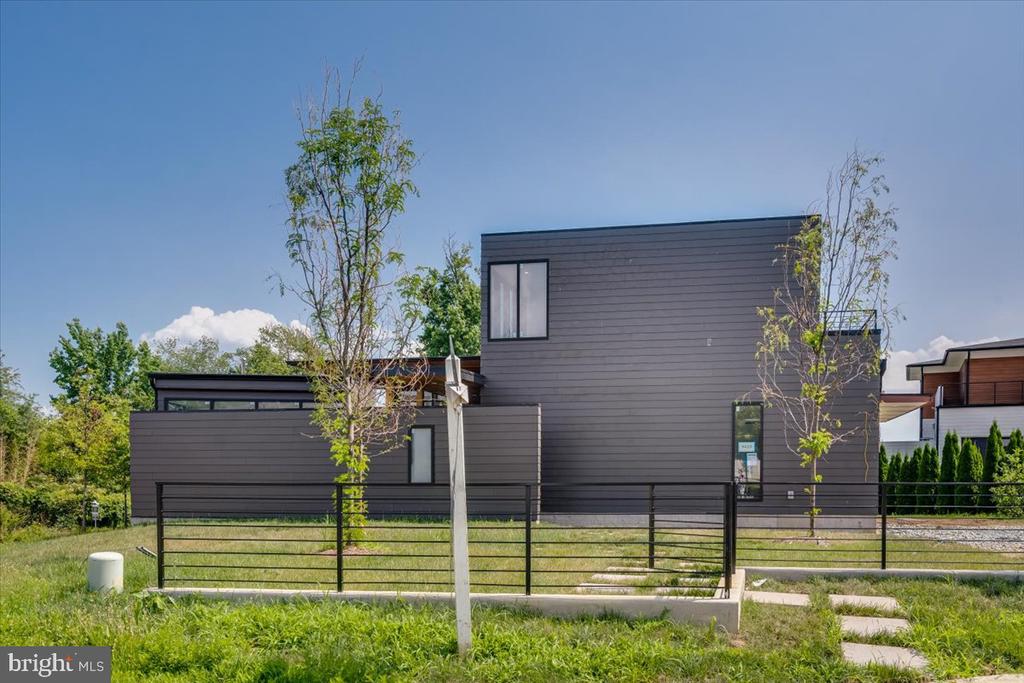 9433 FERRY LANDING COURT