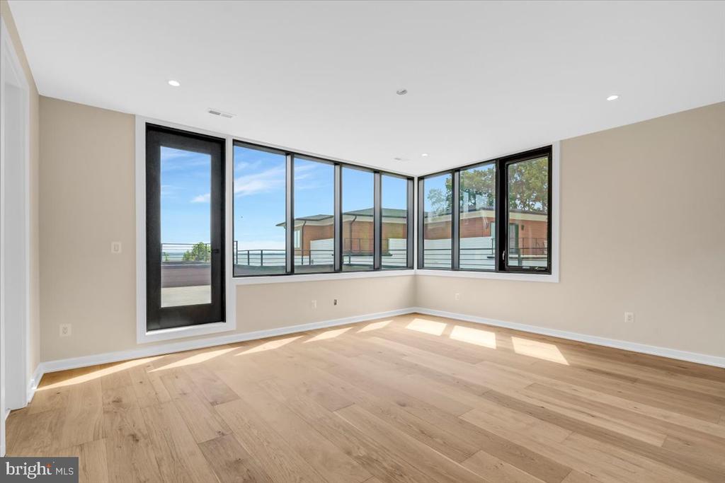 9433 FERRY LANDING COURT