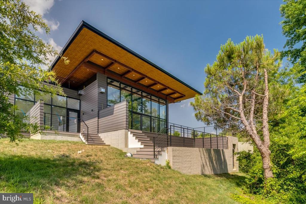 9433 FERRY LANDING COURT