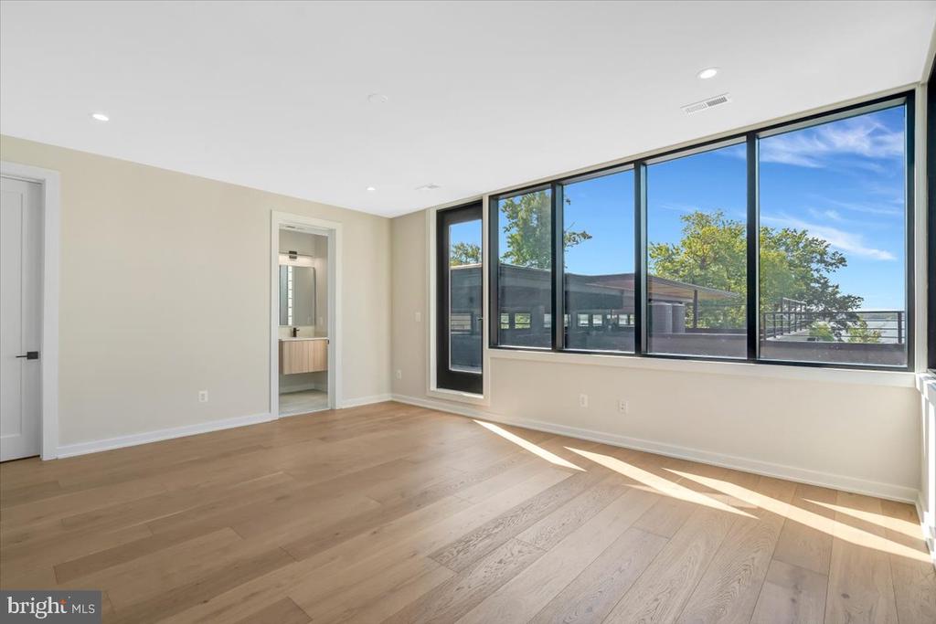 9433 FERRY LANDING COURT