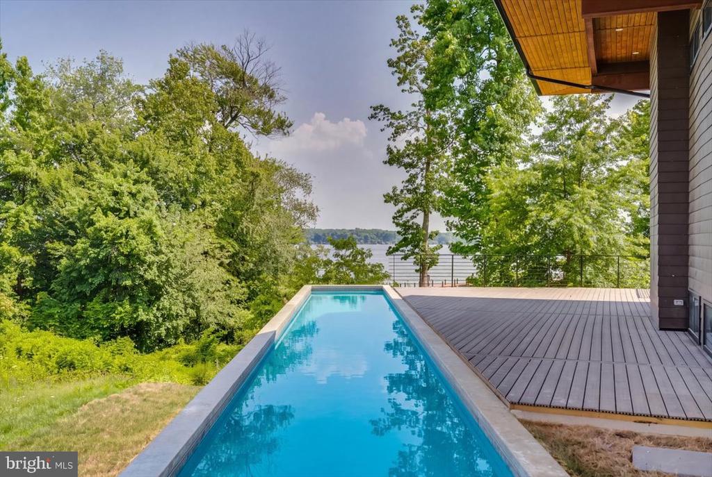 9433 FERRY LANDING COURT