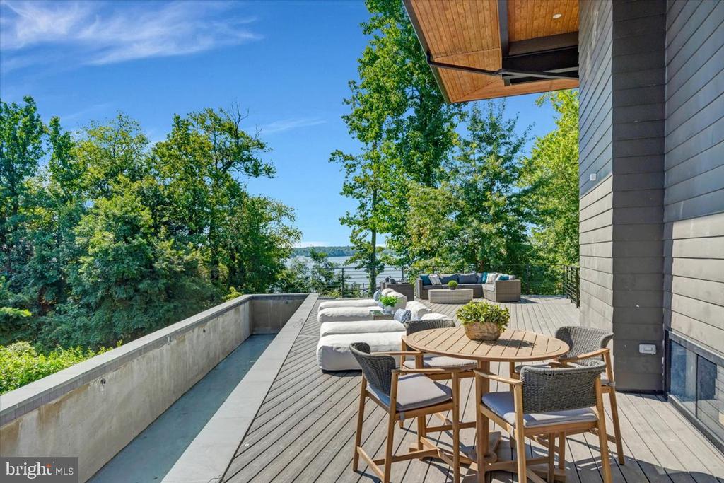 9433 FERRY LANDING COURT