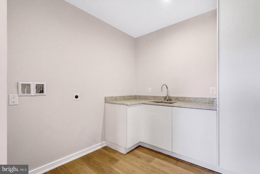 9433 FERRY LANDING COURT