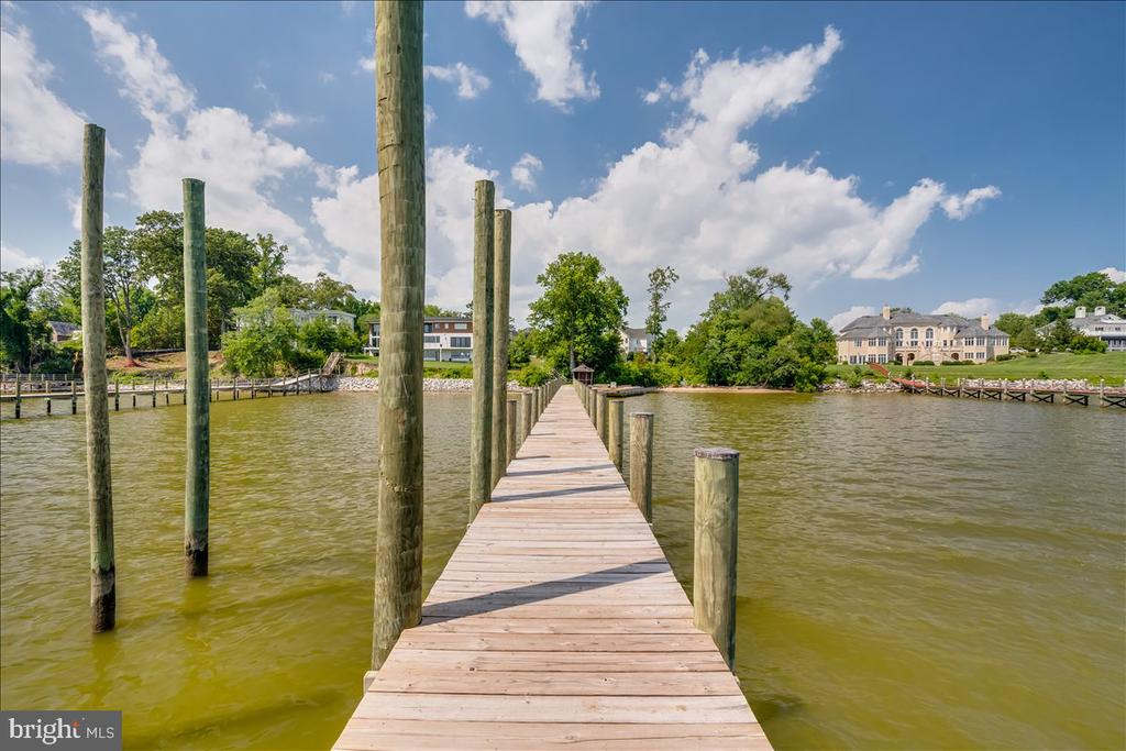 9433 FERRY LANDING COURT