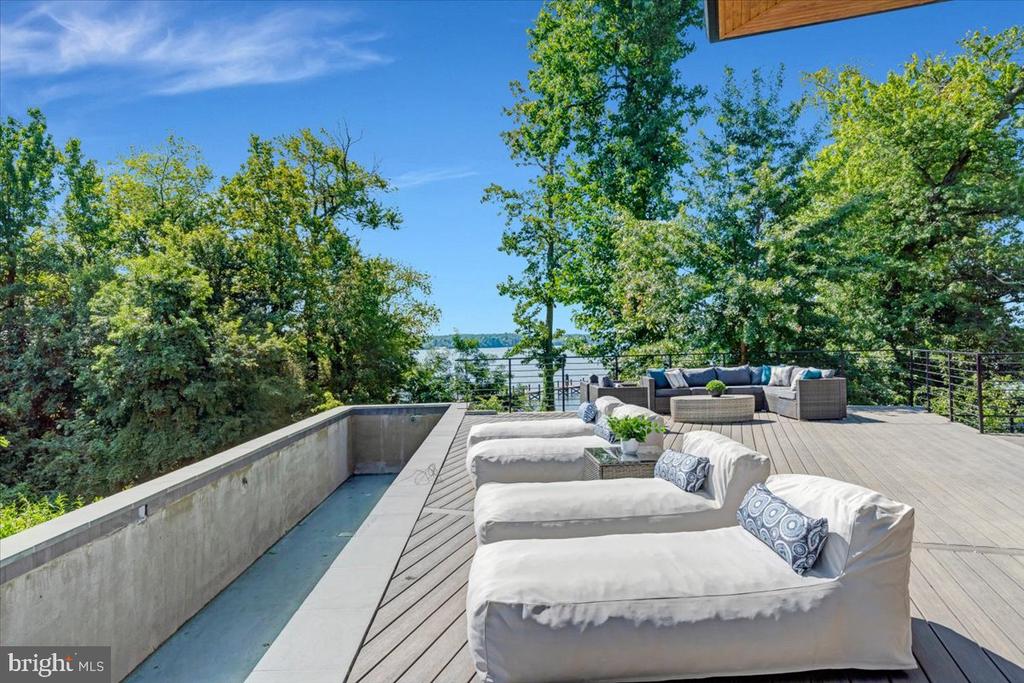 9433 FERRY LANDING COURT