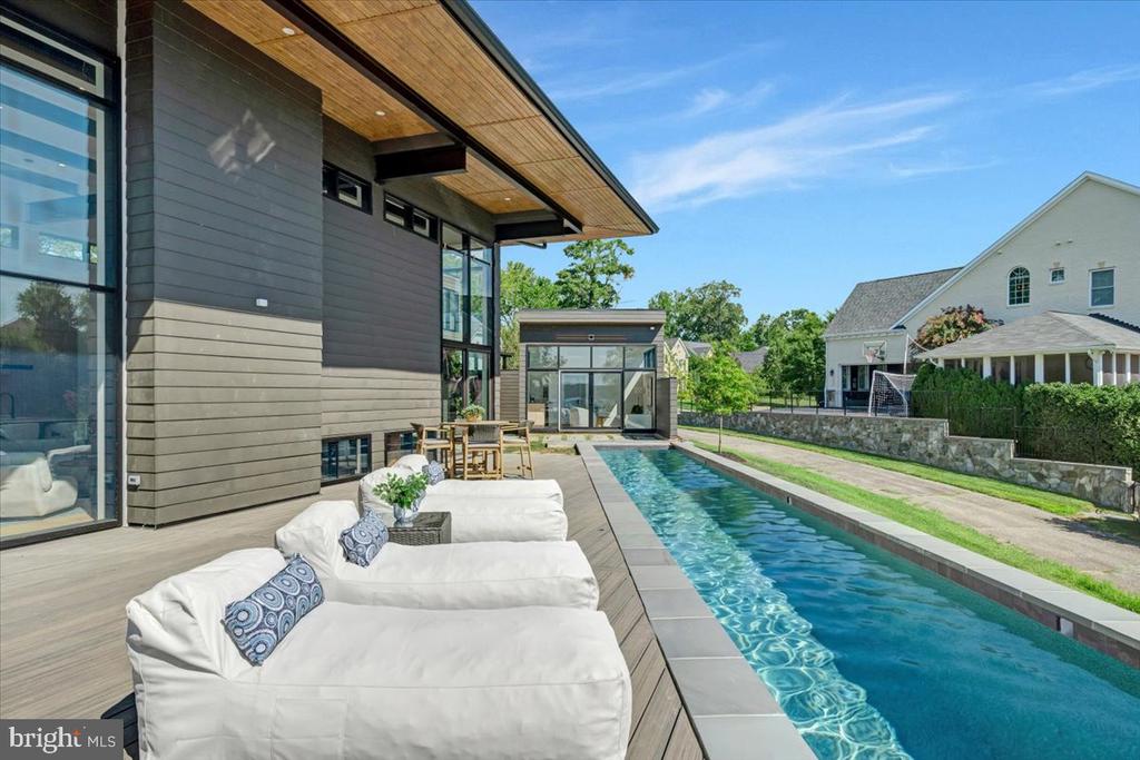 9433 FERRY LANDING COURT
