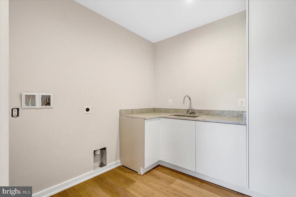 9433 FERRY LANDING COURT