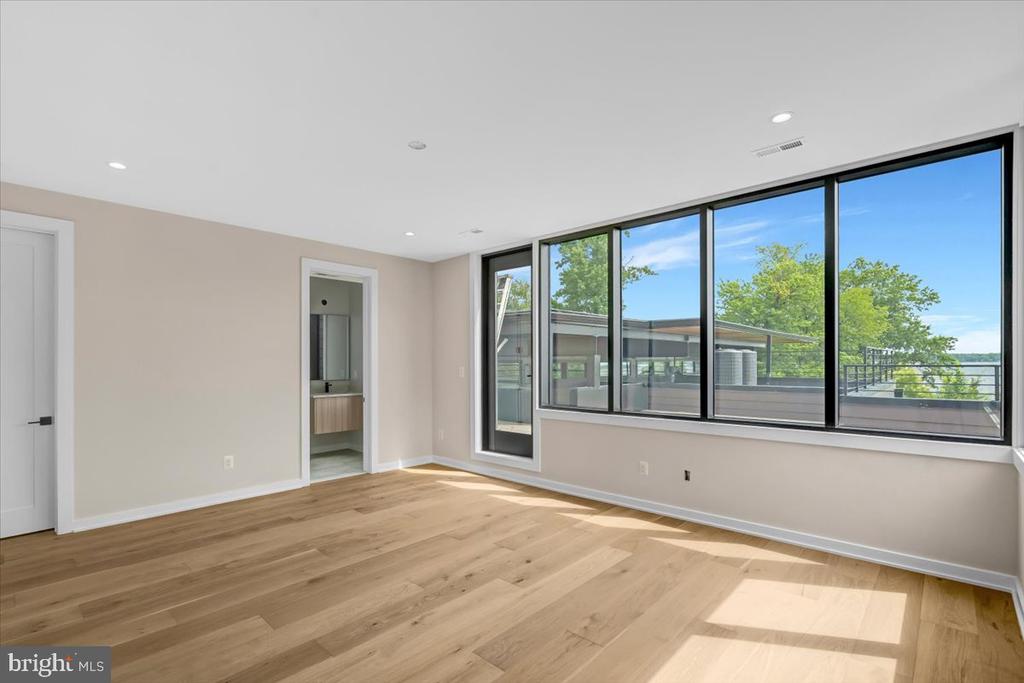 9433 FERRY LANDING COURT