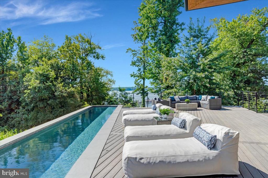 9433 FERRY LANDING COURT