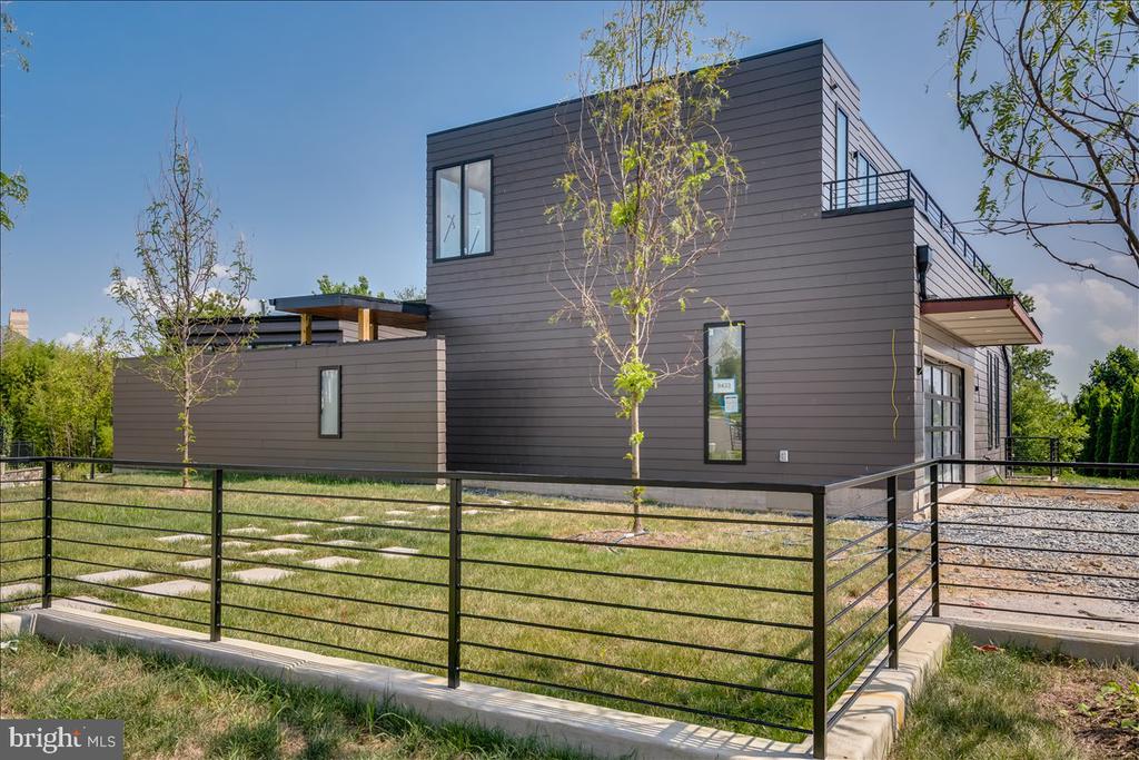 9433 FERRY LANDING COURT