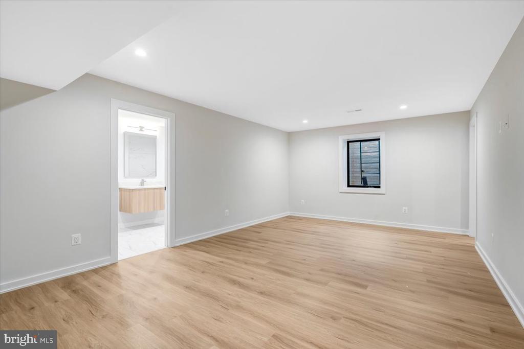 9433 FERRY LANDING COURT