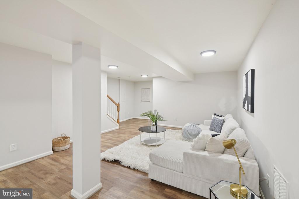 5564 LA VISTA DRIVE