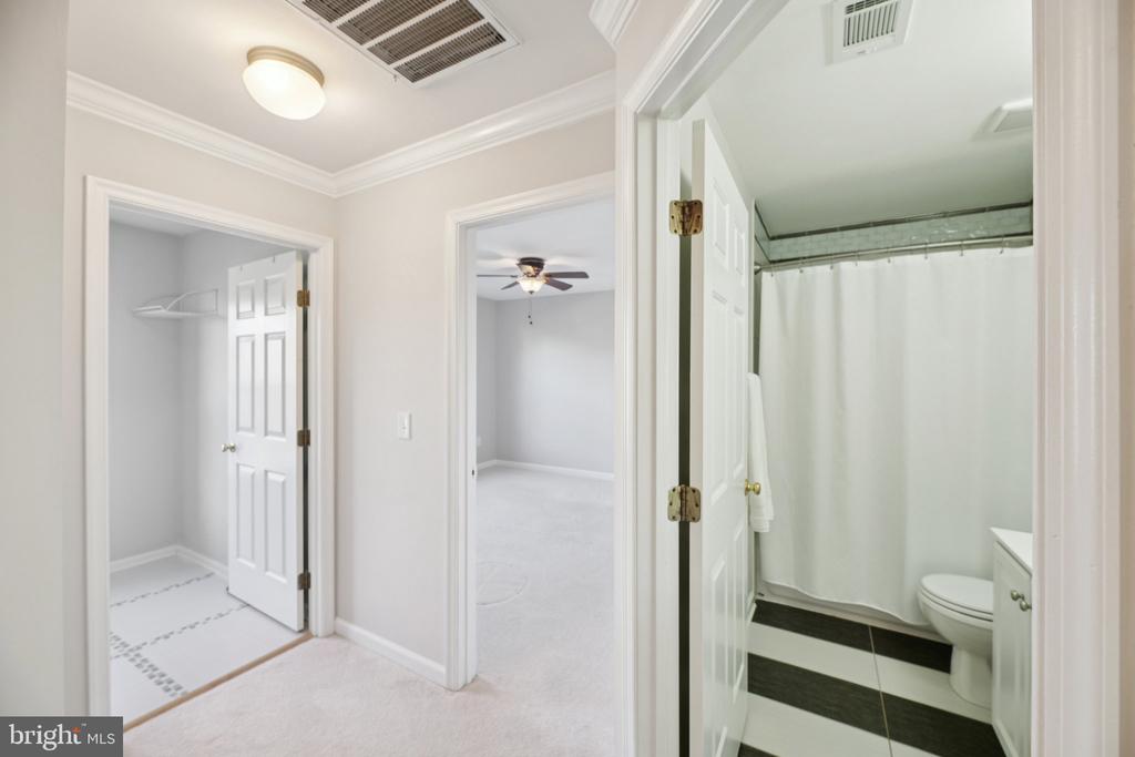 5564 LA VISTA DRIVE