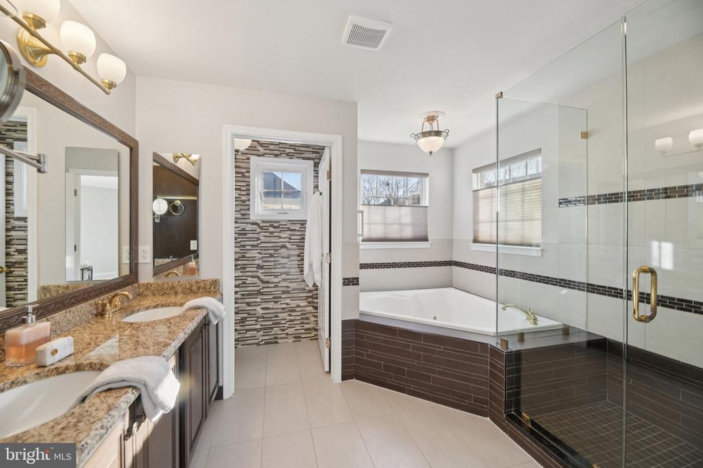 5564 LA VISTA DRIVE