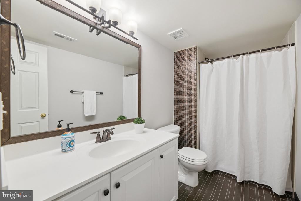 5564 LA VISTA DRIVE