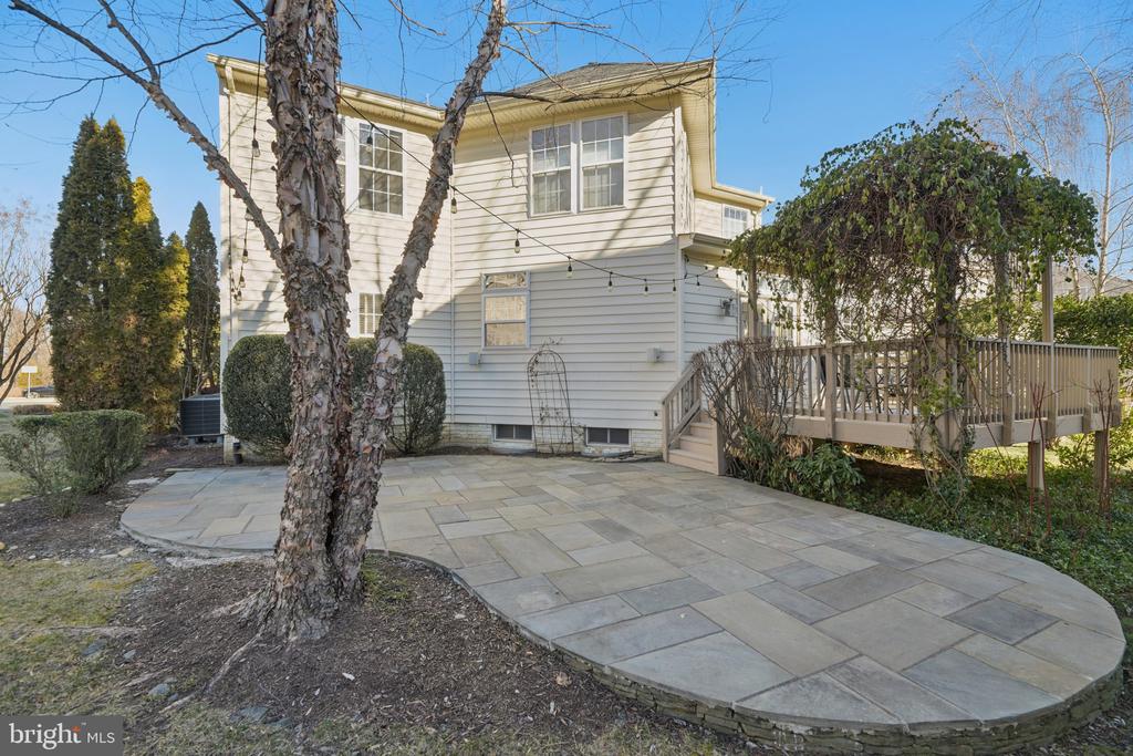 5564 LA VISTA DRIVE