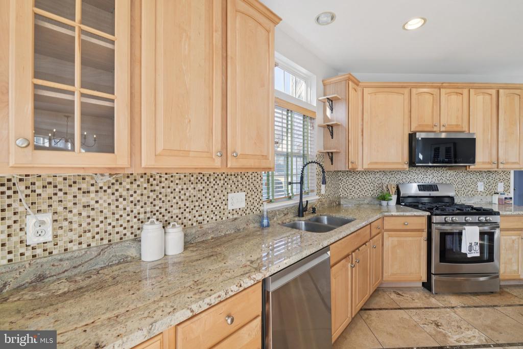 5564 LA VISTA DRIVE